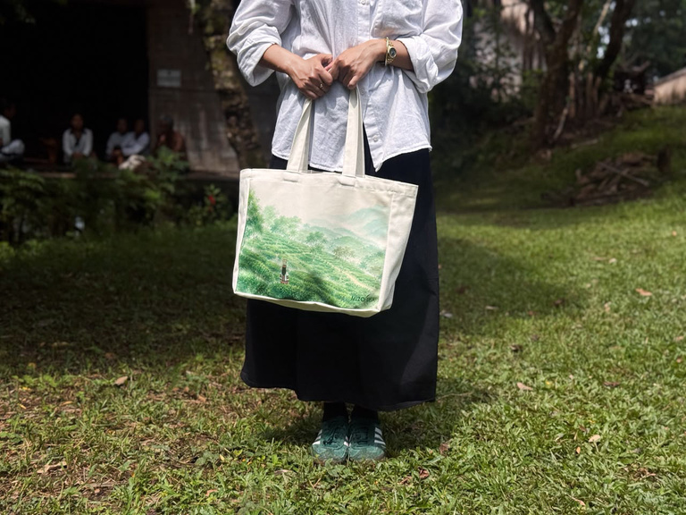 Tote bag, in use